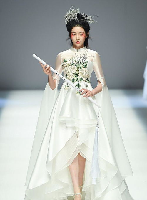 民族的力量 中国风的服装也太美了吧,就算款式奇葩也挺优雅的